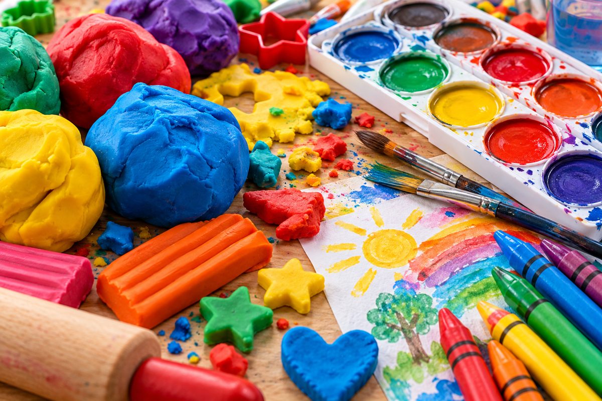 Massinha ou kit de pintura: qual brinquedo educativo vale mais a pena?